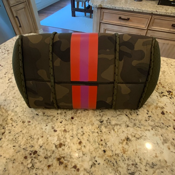 Social Threads Neoprene Tote Bag Camo EUC - Picture 3 of 5